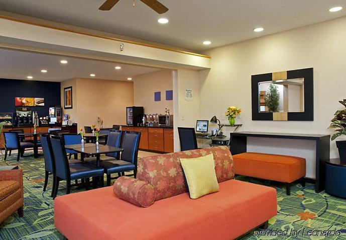 Fairfield Inn & Suites Lansing West Delta Center Township Ресторан фото